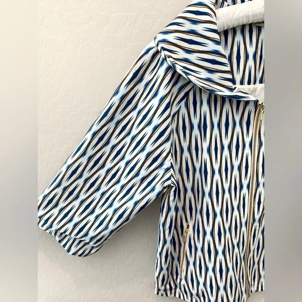 CHICO’S ZENERGY | Ikat Zip Up Jacket White Blue Geometric | Size 1 Medium - Picture 4 of 8